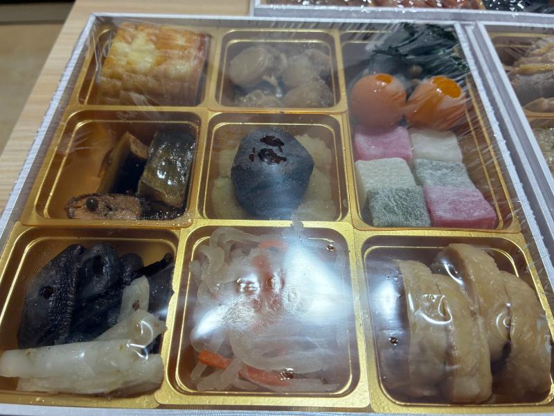 伊達巻や金柑の甘露煮、紅白なますが並んだ一段