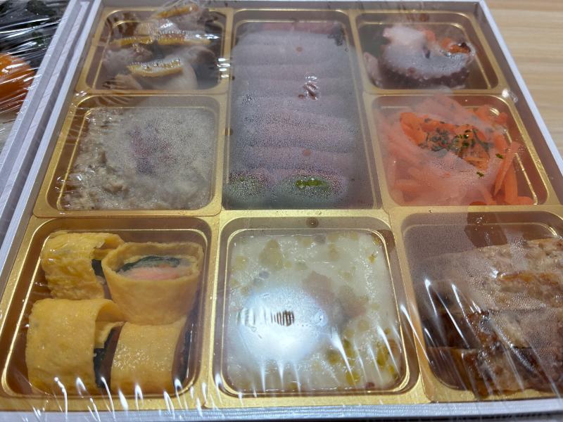 スモークサーモンやたこ、鰤の照り焼きが入った和洋折衷の段