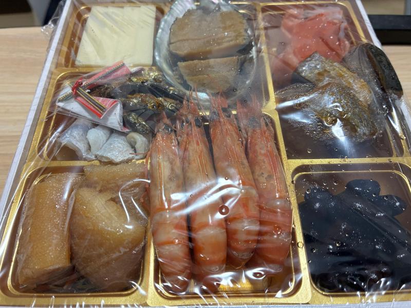あわびや有頭海老、数の子や黒豆が並んだ祝い肴の段