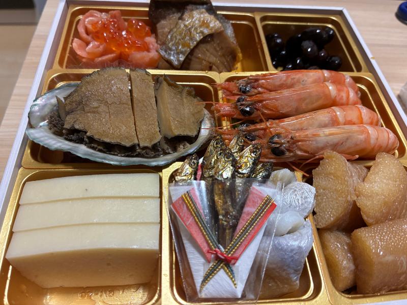 ラップを外した一の重。あわびや有頭海老、スモークサーモンのいくらのせ