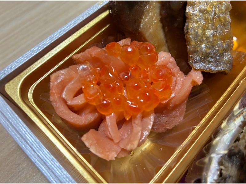 スモークサーモンにいくらをのせた一品のアップ
