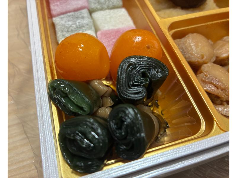 金柑の甘露煮と昆布巻、帆立貝柱煮のアップ